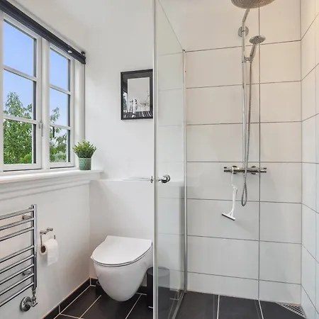 Nyrenoveret 3br Naer Aarhus M Gratis Parkering Apartment
