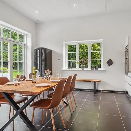 Nyrenoveret 3br Naer Aarhus M Gratis Parkering Apartment
