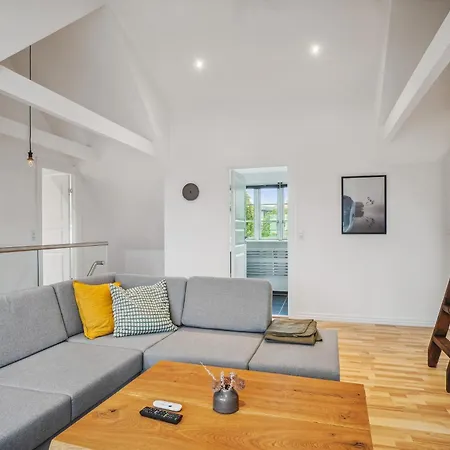 Nyrenoveret 3br Naer Aarhus M Gratis Parkering * Hojbjerg