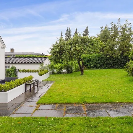 Nyrenoveret 3br Naer Aarhus M Gratis Parkering Højbjerg