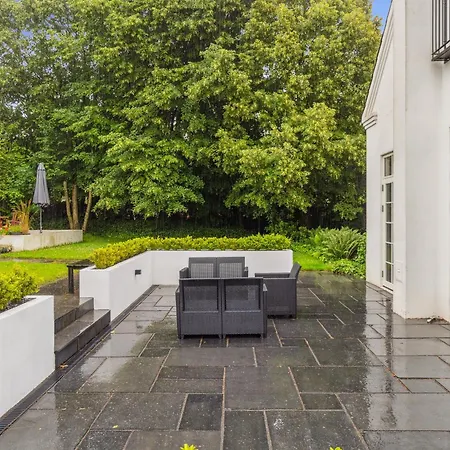 Nyrenoveret 3br Naer Aarhus M Gratis Parkering