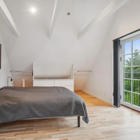 Nyrenoveret 3br Naer Aarhus M Gratis Parkering *