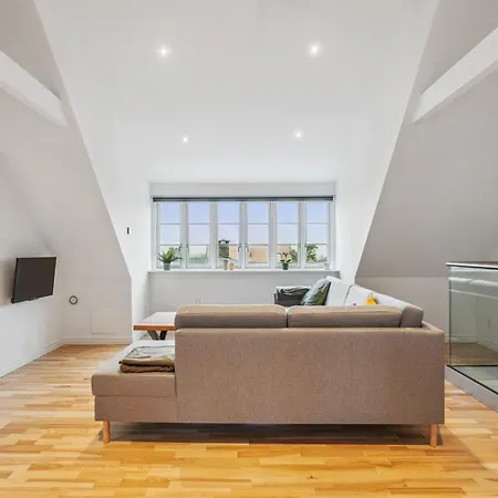 Nyrenoveret 3br Naer Aarhus M Gratis Parkering アパート Højbjerg