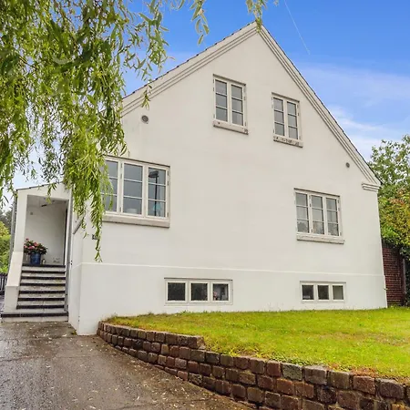 Nyrenoveret 3br Naer Aarhus M Gratis Parkering * Hojbjerg