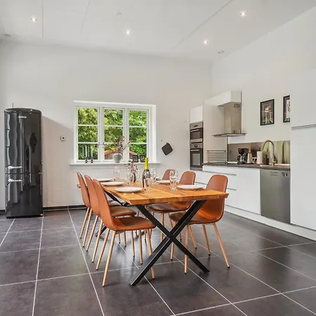 Nyrenoveret 3br Naer Aarhus M Gratis Parkering アパート Højbjerg